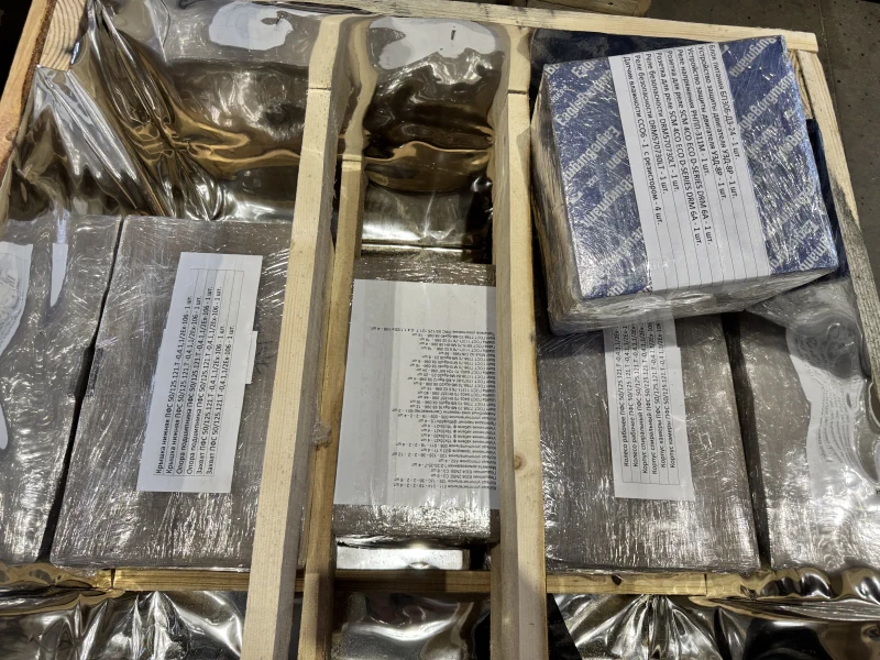 Внутри деревянного ящика с ЗИПами