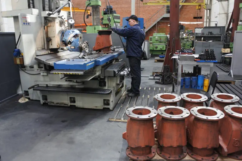 Выполняем фрезерную обработку Выполняем фрезерную обработку