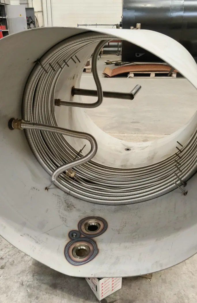 Змеевики внутри водонагревателя комбинированного ВЭТ-500/E6/W44